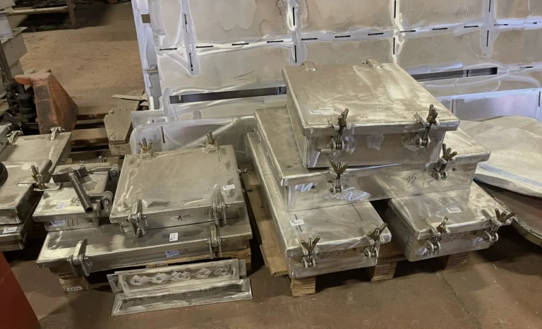 High-efficiency droplet separator louver for marine HVAC systems